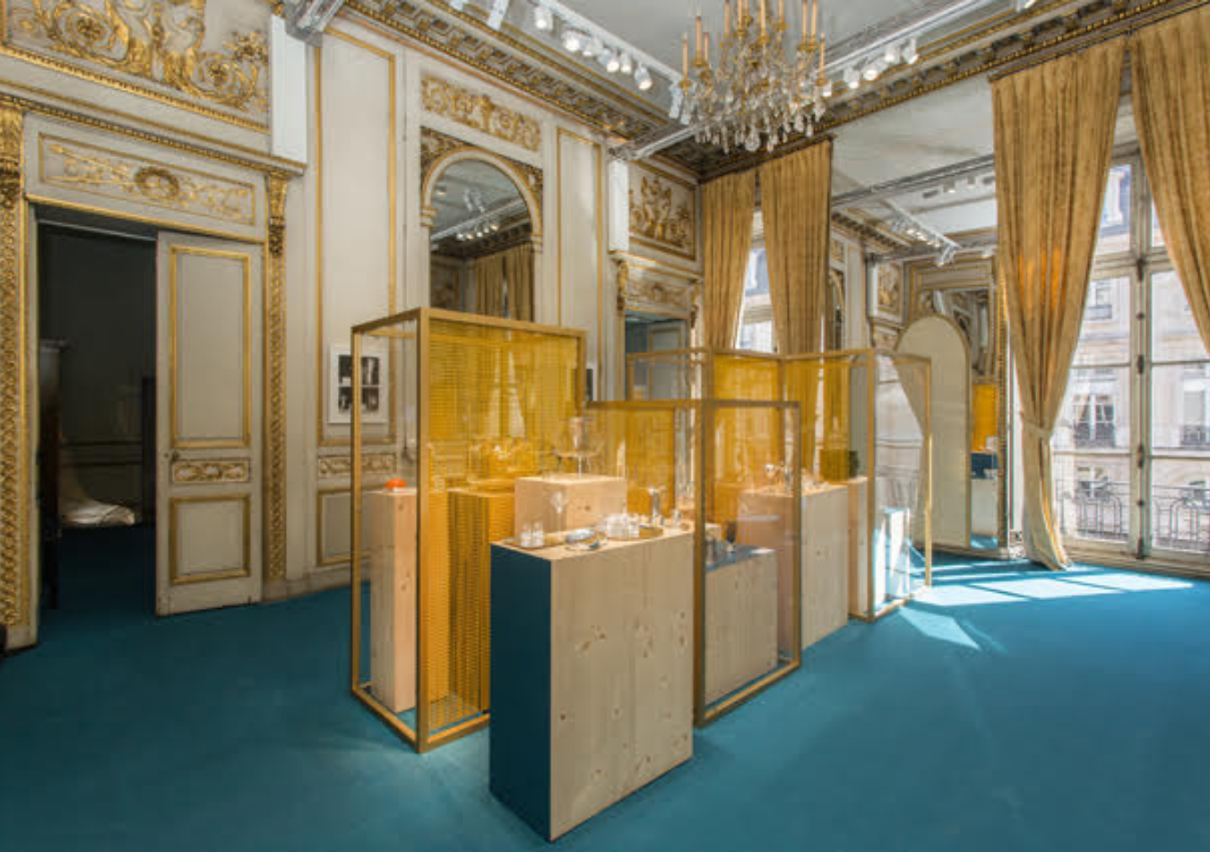 Installation scénographique contemporaine intégrée dans un bâtiment patrimonial lors d'un événement de luxe.
