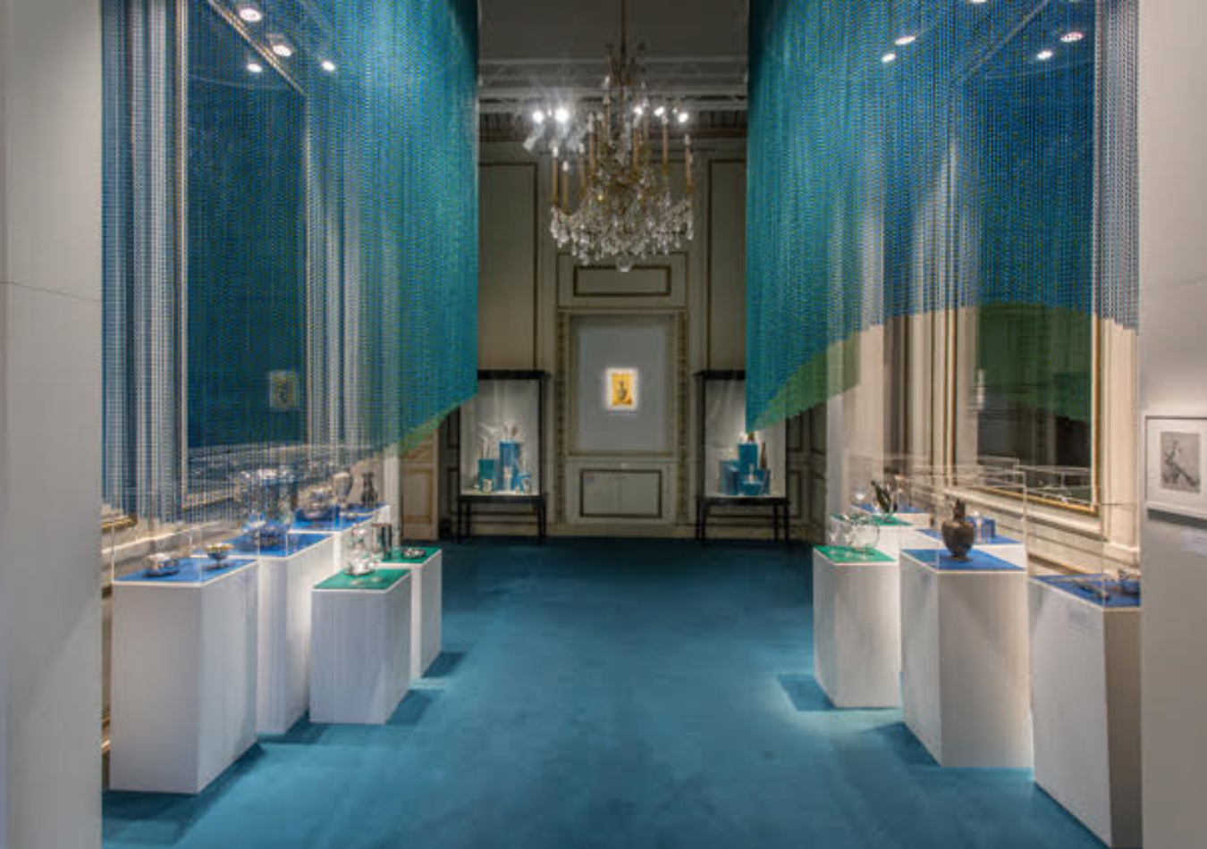 Scénographie événementielle réalisée dans des salons haussmanniens pour les Journées du Patrimoine chez Christofle à Paris.