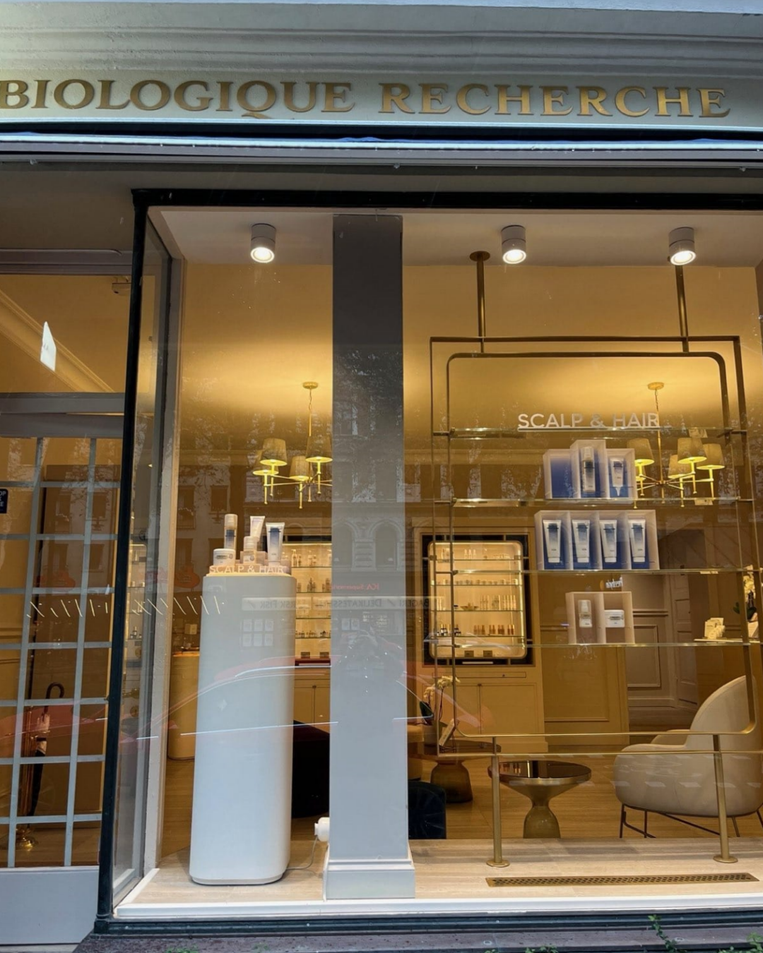 Scénographie de vitrine réalisée pour le lancement d'une gamme de cosmétiques de luxe déployée sur plusieurs points de vente en Europe.