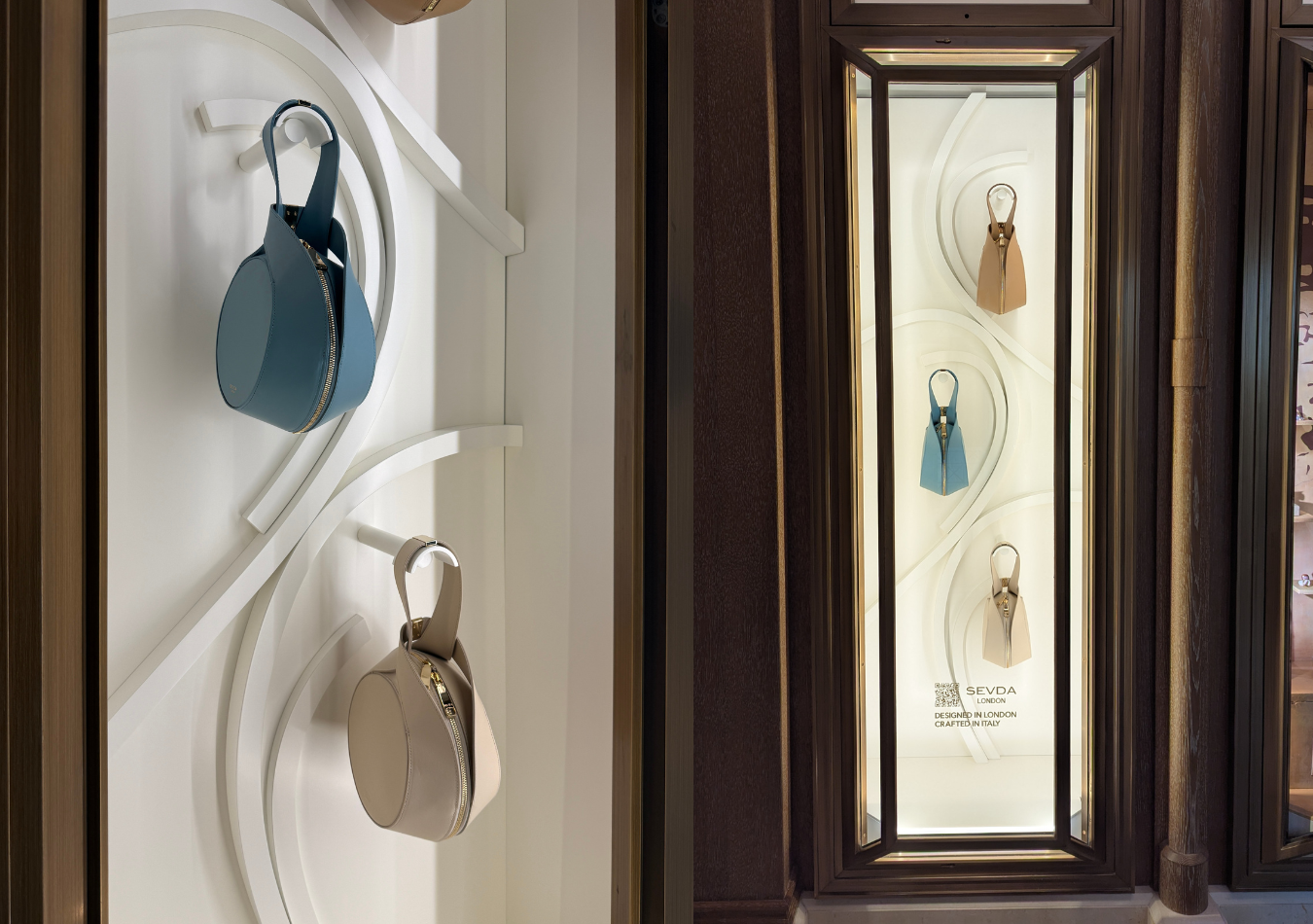 Vue d’ensemble de la vitrine de lancement de collection Sevda London, scénographie retail de luxe