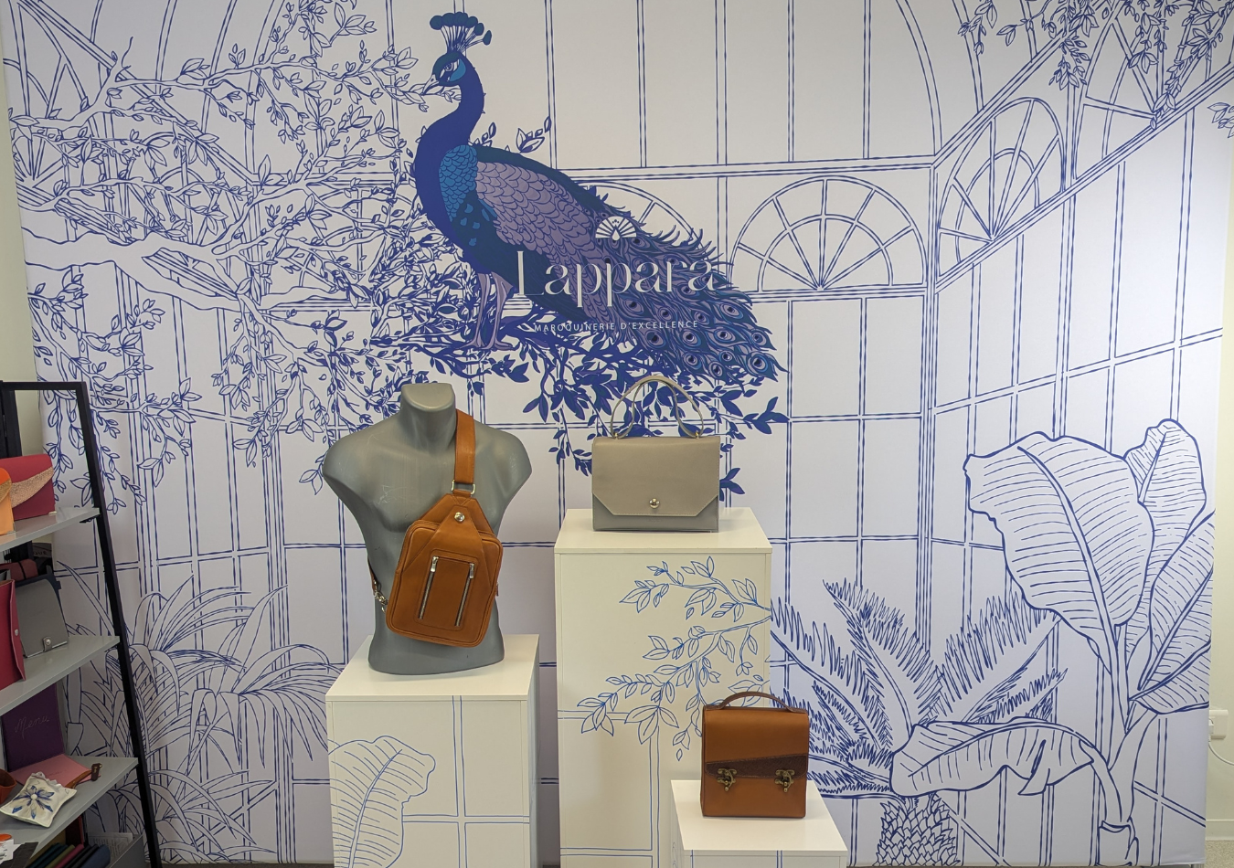 Scénographie d'un pop-up store conçu pour une marque de maroquinerie haut de gamme mettant en valeur son savoir-faire artisanal.