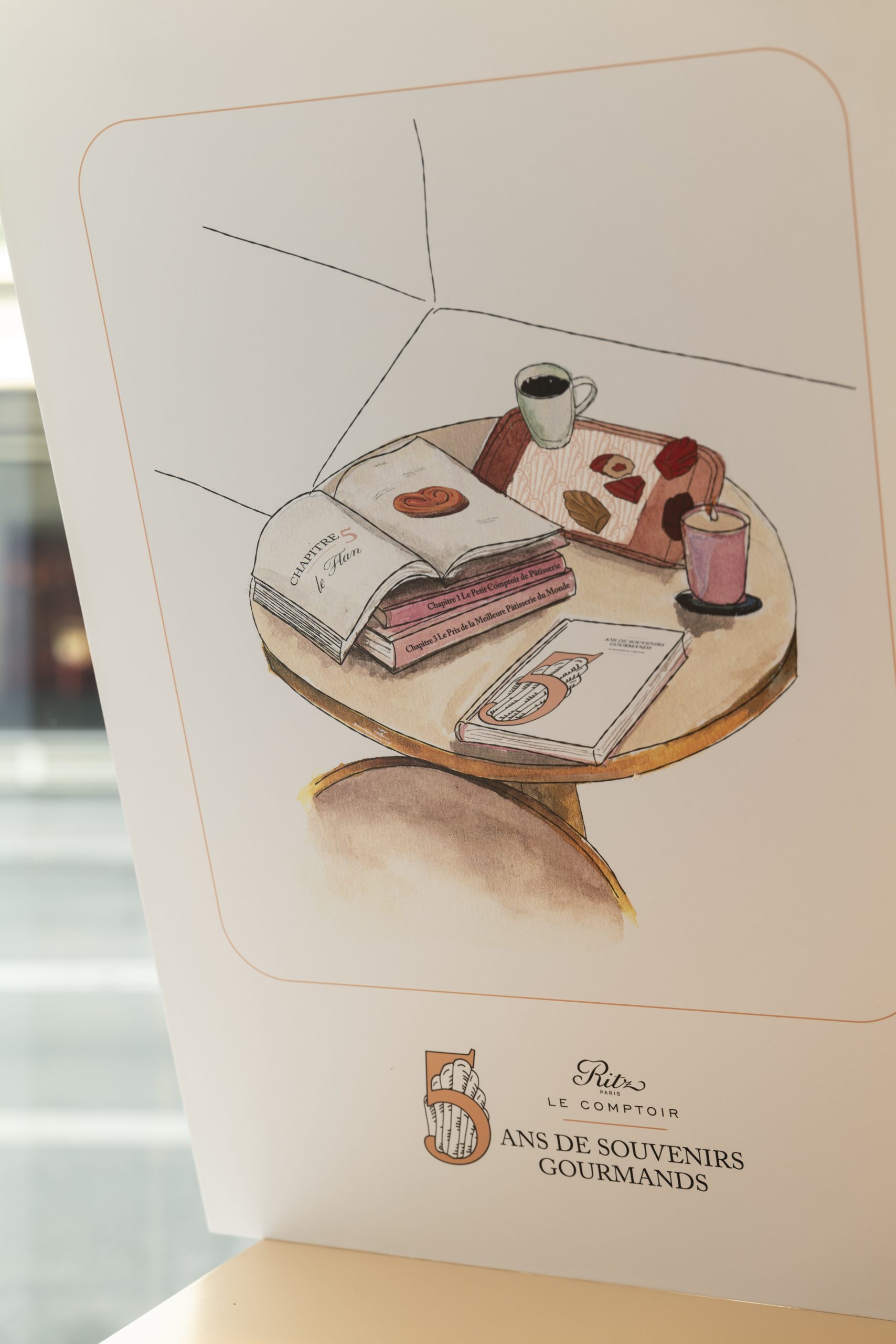 Un chiffre 5 en dialogue avec la madeleine, signature de la Maison, pour célébrer cinq ans de gourmandise.