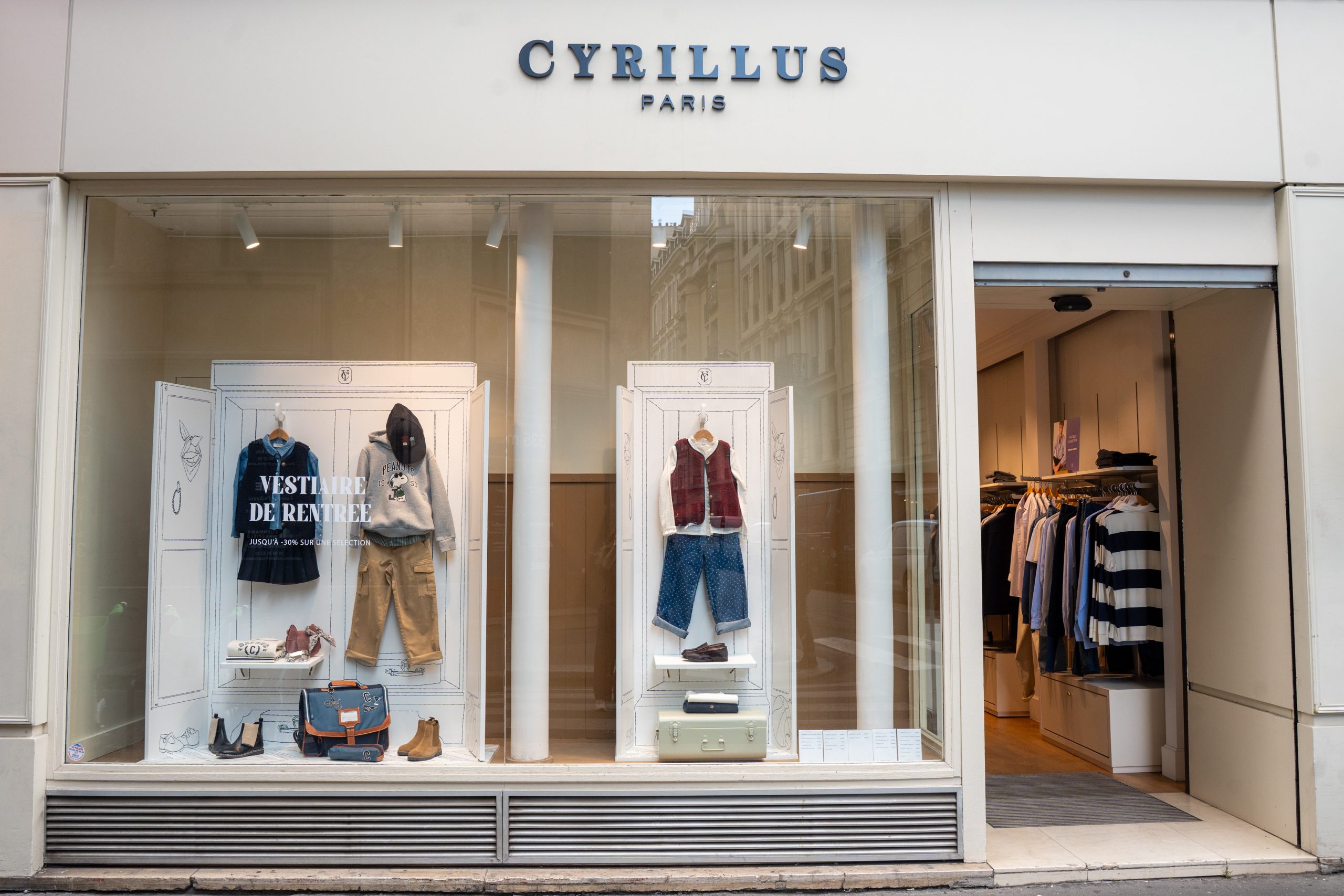 Un vestiaire imaginaire pour la rentrée Cyrillus : les vêtements prennent vie dans une armoire illustrée sur-mesure, sans mannequin.