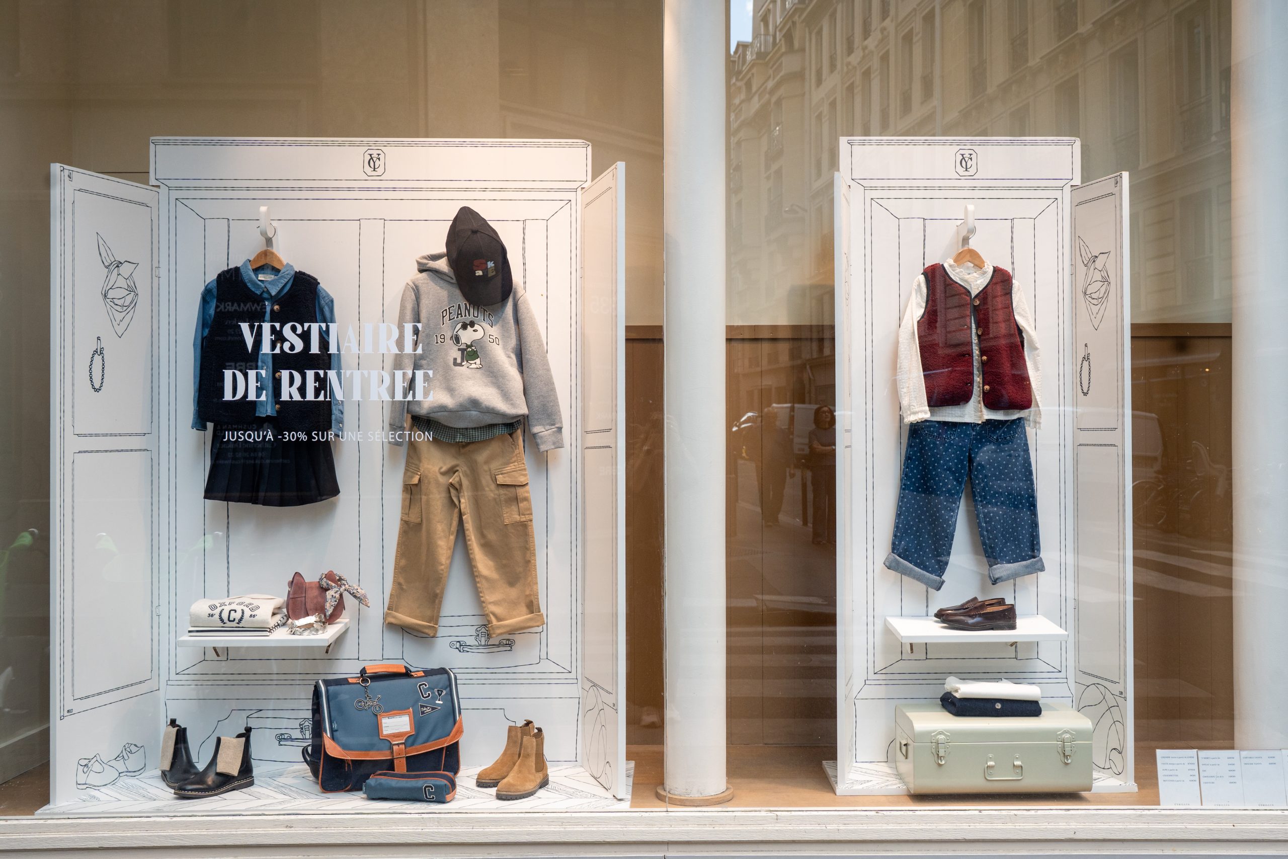 Un vestiaire imaginaire pour la rentrée Cyrillus : les vêtements prennent vie dans une armoire illustrée sur-mesure, sans mannequin.