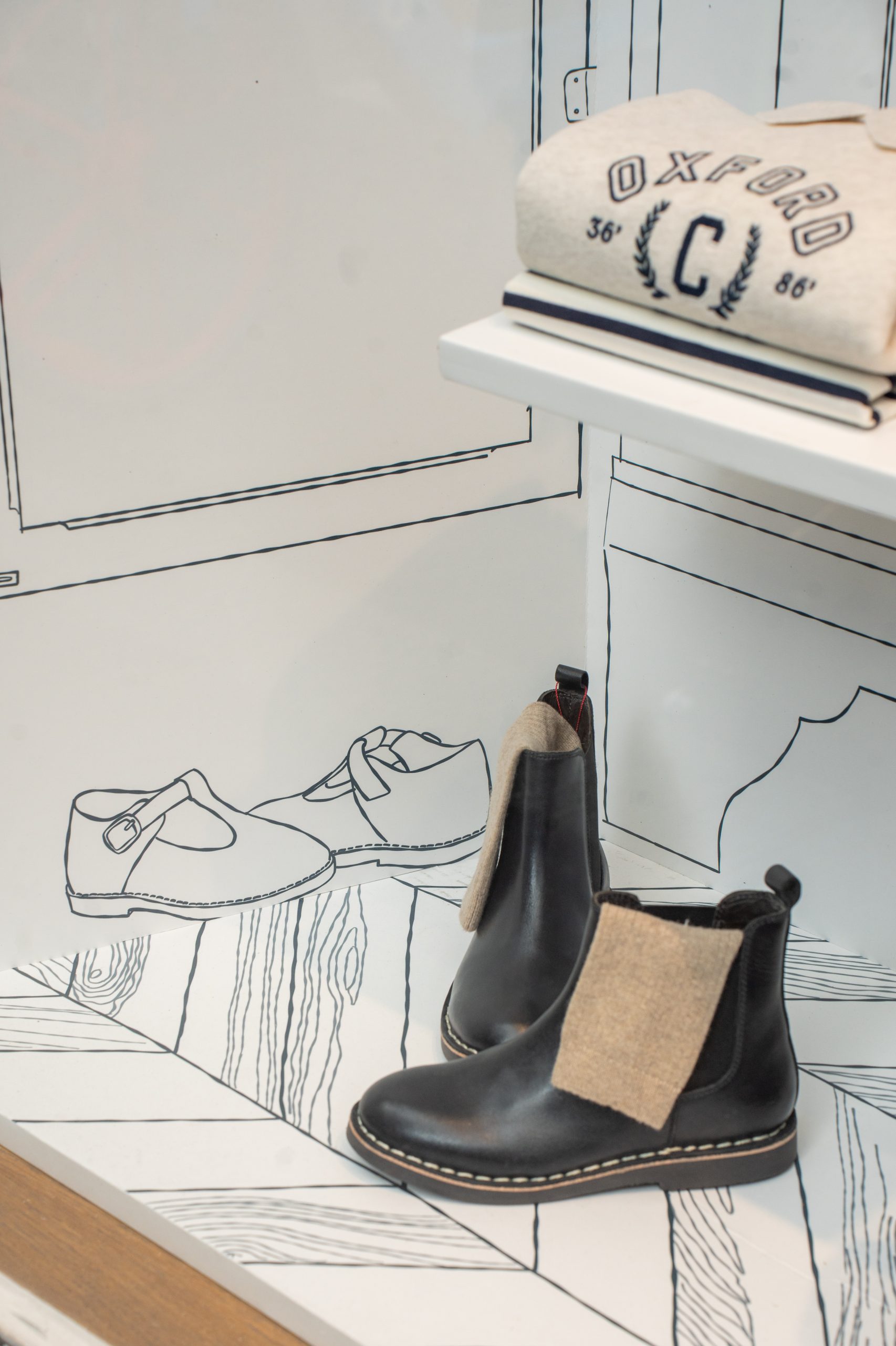 Un vestiaire imaginaire pour la rentrée Cyrillus : les vêtements prennent vie dans une armoire illustrée sur-mesure, sans mannequin.