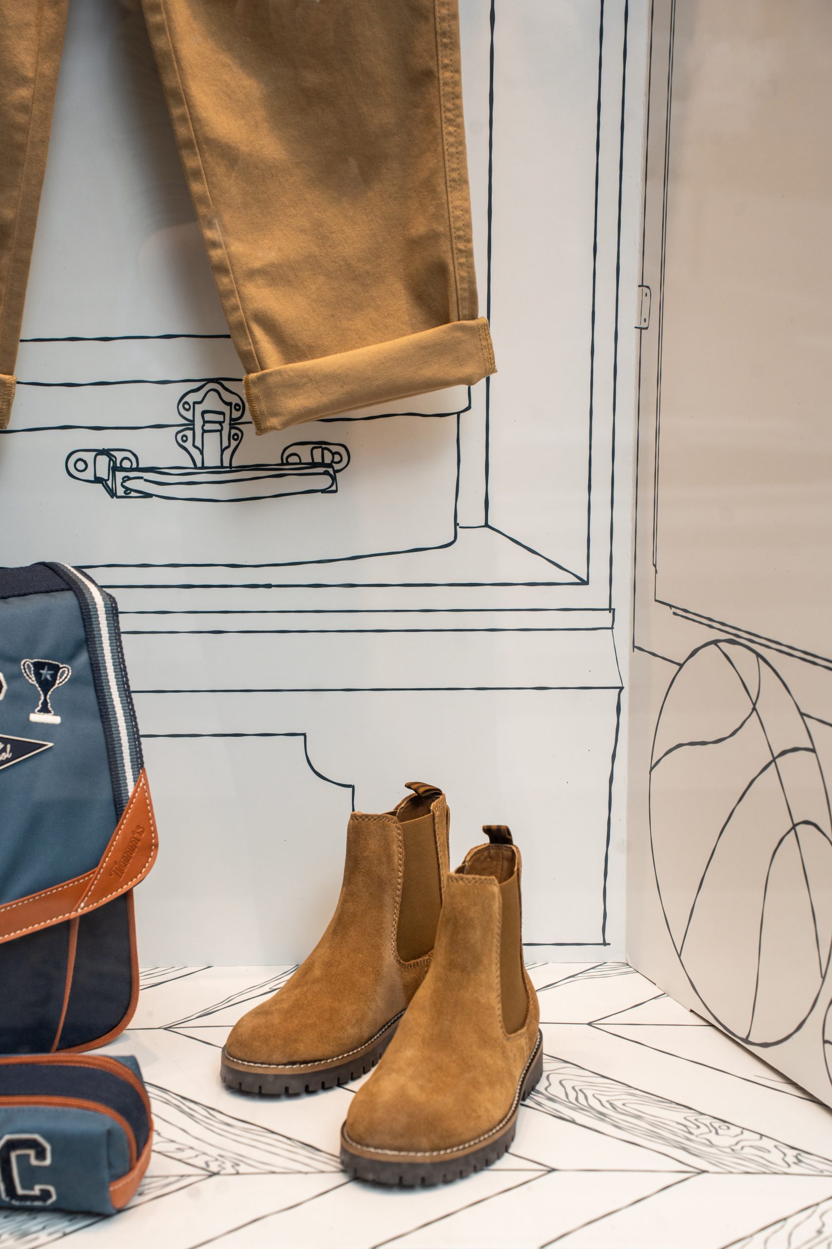 Détail du décor dessiné au trait, vitrine Cyrillus